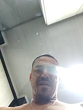 Snapshot of Iuver chatting on February 9, 2026, 10:52 pm Iuver online show from February 9, 2026, 10:52 pm