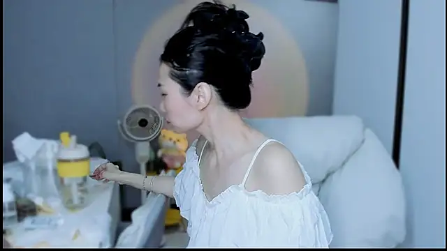 Snapshot of A_dabo chatting on November 3, 2025, 1:37 pm A dabo online show from November 3, 2025, 1:37 pm