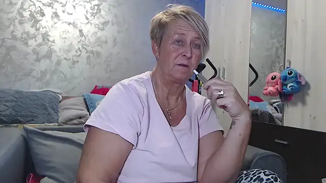 Snapshot of RosesandLillies chatting on March 10, 2026, 4:44 pm RosesandLillies online show from March 10, 2026, 4:44 pm