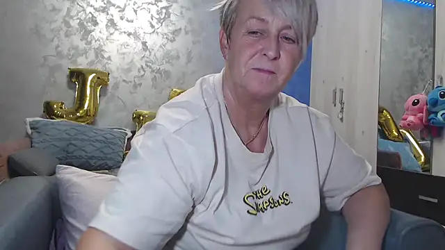 Snapshot of RosesandLillies chatting on January 5, 2026, 6:00 pm RosesandLillies online show from January 5, 2026, 6:00 pm