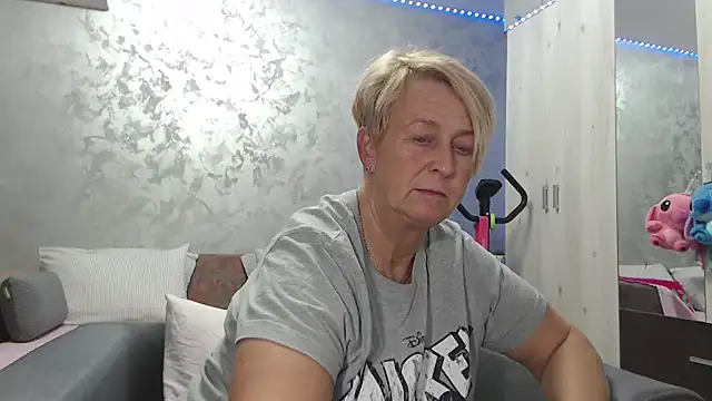 Snapshot of RosesandLillies chatting on April 12, 2026, 5:05 pm RosesandLillies online show from April 12, 2026, 5:05 pm