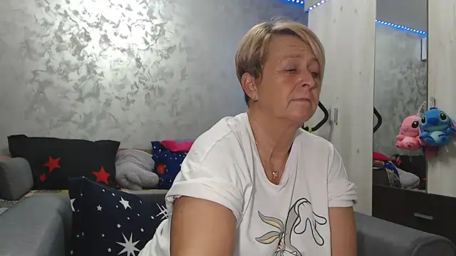 Snapshot of RosesandLillies chatting on April 2, 2026, 4:35 pm RosesandLillies online show from April 2, 2026, 4:35 pm