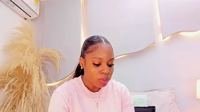 Snapshot of EmilyDiaaz chatting on May 4, 2026, 12:30 pm EmilyDiaaz online show from May 4, 2026, 12:30 pm