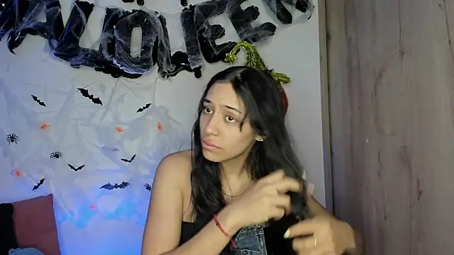 Snapshot of TANIA_06 chatting on November 2, 2025, 9:31 pm TANIA 06 online show from November 2, 2025, 9:31 pm