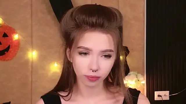 Sierra Fane online show from November 3, 2025, 6:18 am