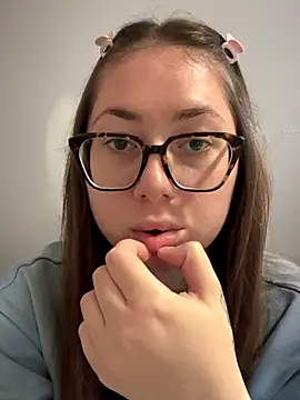 May Alisa online show from October 5, 2025, 1:57 pm