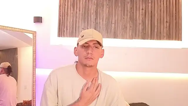 Snapshot of aron_and_paula chatting on December 2, 2025, 3:52 am aron and paula online show from December 2, 2025, 3:52 am