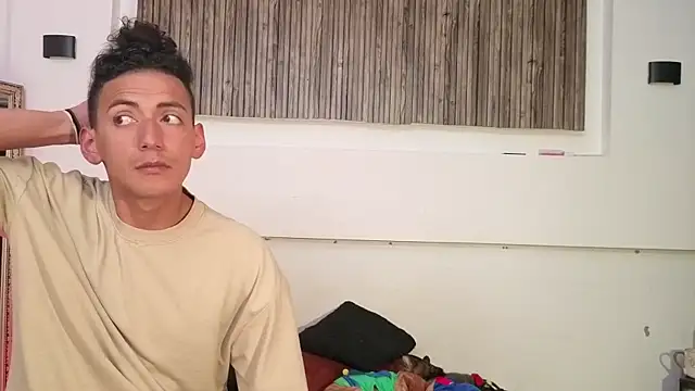 Snapshot of aron_and_paula chatting on October 31, 2025, 3:58 am aron and paula online show from October 31, 2025, 3:58 am