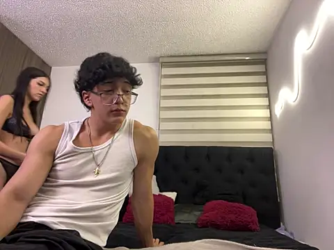 Snapshot of DesireLuxe chatting on March 19, 2025, 3:52 am DesireLuxe online show from March 19, 2025, 3:52 am