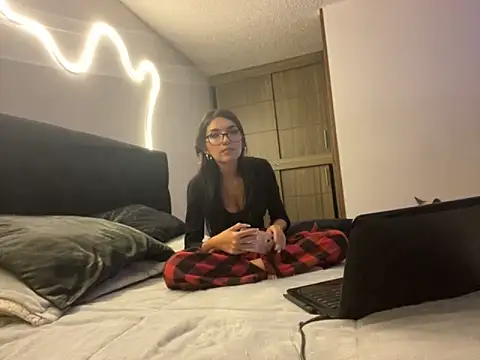 Snapshot of DesireLuxe chatting on September 27, 2025, 5:35 am DesireLuxe online show from September 27, 2025, 5:35 am