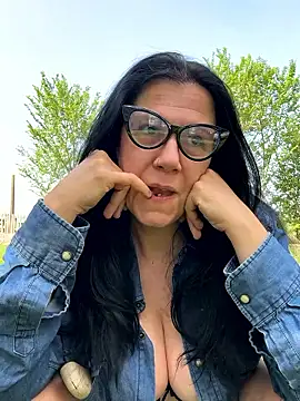 Snapshot of LadydeSade chatting on April 17, 2026, 12:52 pm LadydeSade online show from April 17, 2026, 12:52 pm