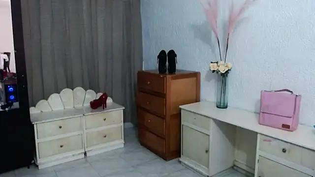 Snapshot of EngelCristaly chatting on November 30, 2025, 5:08 am EngelCristaly online show from November 30, 2025, 5:08 am