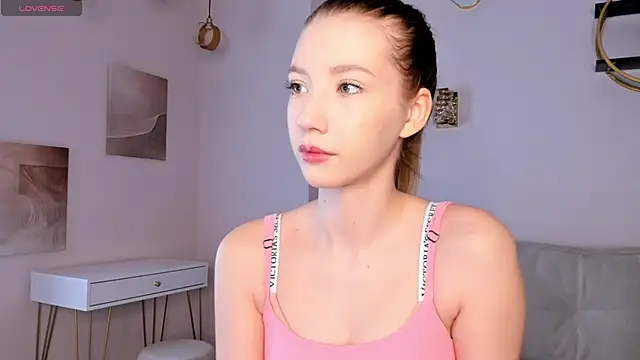 SunnivaCovil online show from March 3, 2025, 11:22 am