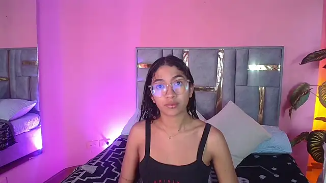 Snapshot of Tyla_Ks chatting on March 22, 2025, 7:20 pm Tyla Ks online show from March 22, 2025, 7:20 pm