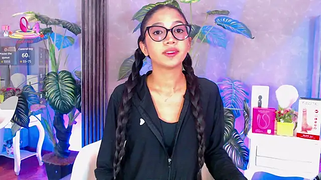 Snapshot of Tyla_Ks chatting on December 4, 2025, 7:35 pm Tyla Ks online show from December 4, 2025, 7:35 pm