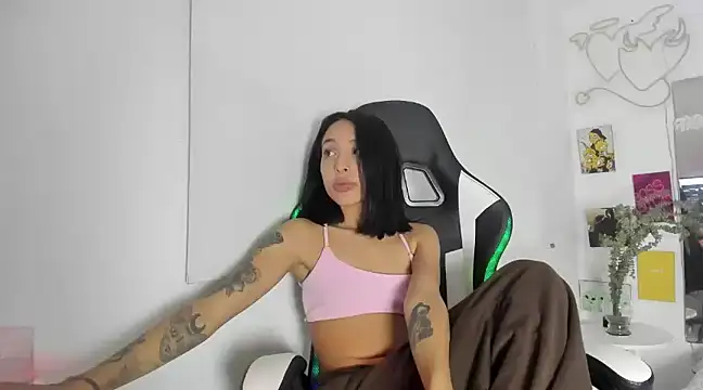 Snapshot of agaataa_ chatting on March 10, 2025, 8:28 am agaataa online show from March 10, 2025, 8:28 am