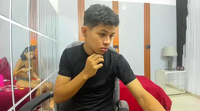 Snapshot of leslieanddrako chatting on February 28, 2025, 10:50 pm leslieanddrako online show from February 28, 2025, 10:50 pm