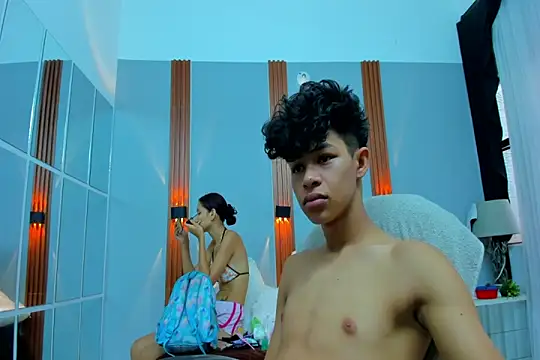 Snapshot of leslieanddrako chatting on September 17, 2025, 7:16 pm leslieanddrako online show from September 17, 2025, 7:16 pm