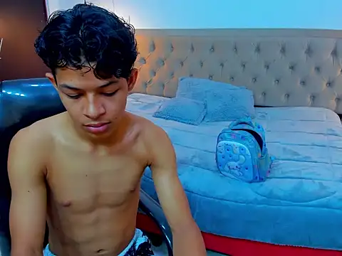 Snapshot of leslieanddrako chatting on October 4, 2025, 5:47 pm leslieanddrako online show from October 4, 2025, 5:47 pm