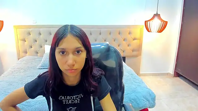 Snapshot of leslieanddrako chatting on November 7, 2025, 10:35 pm leslieanddrako online show from November 7, 2025, 10:35 pm