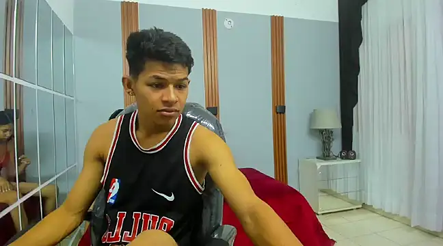 Snapshot of leslieanddrako chatting on February 27, 2025, 10:31 pm leslieanddrako online show from February 27, 2025, 10:31 pm