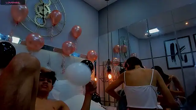 Snapshot of leslieanddrako chatting on October 14, 2025, 6:19 pm leslieanddrako online show from October 14, 2025, 6:19 pm