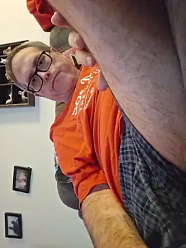 Snapshot of Smallone327 chatting on November 9, 2025, 5:22 am Smallone327 online show from November 9, 2025, 5:22 am