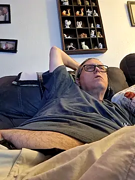 Snapshot of Smallone327 chatting on October 3, 2025, 4:36 am Smallone327 online show from October 3, 2025, 4:36 am