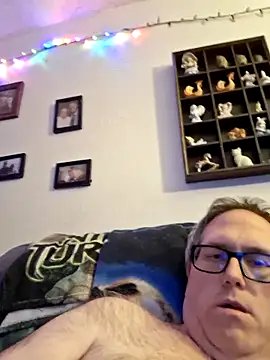 Snapshot of Smallone327 chatting on February 27, 2025, 3:40 am Smallone327 online show from February 27, 2025, 3:40 am