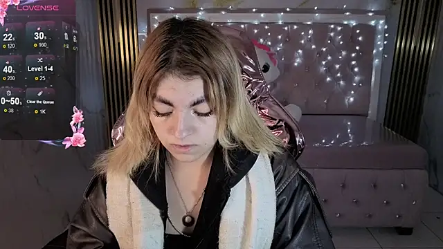 lili conor s online show from November 18, 2025, 3:10 am