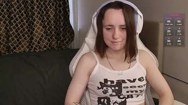 Snapshot of Luna_Loveee chatting on October 17, 2025, 5:00 am Luna Loveee online show from October 17, 2025, 5:00 am