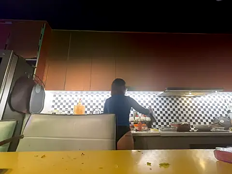 sluttyazncouple online show from December 14, 2025, 8:14 pm