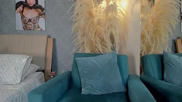 Lucia Brown  online show from March 12, 2026, 2:43 pm