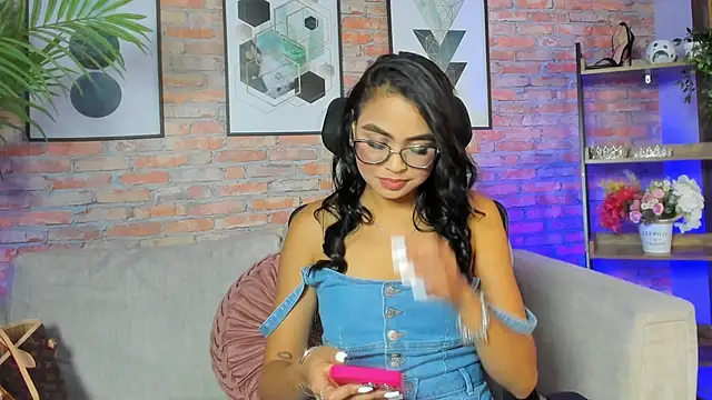 Snapshot of Lucia_Brown_ chatting on September 20, 2025, 9:20 pm Lucia Brown online show from September 20, 2025, 9:20 pm