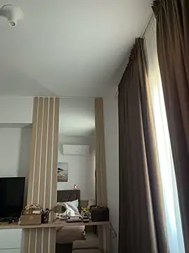 Mia Splash online show from April 8, 2026, 5:42 am