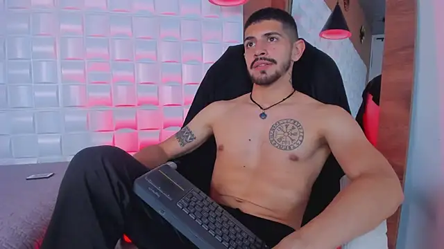 AlejandroStormm online show from October 28, 2025, 9:25 pm