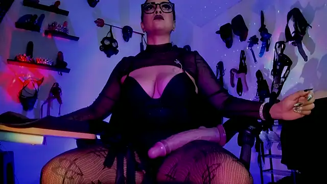 veresskaardila77 online show from December 22, 2025, 1:22 pm