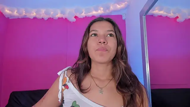 Snapshot of violett_24_ chatting on March 22, 2025, 12:57 pm violett 24 online show from March 22, 2025, 12:57 pm