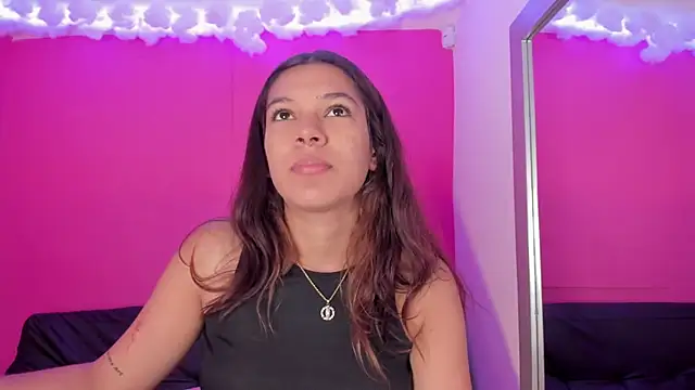 Snapshot of violett_24_ chatting on March 20, 2025, 12:43 pm violett 24 online show from March 20, 2025, 12:43 pm