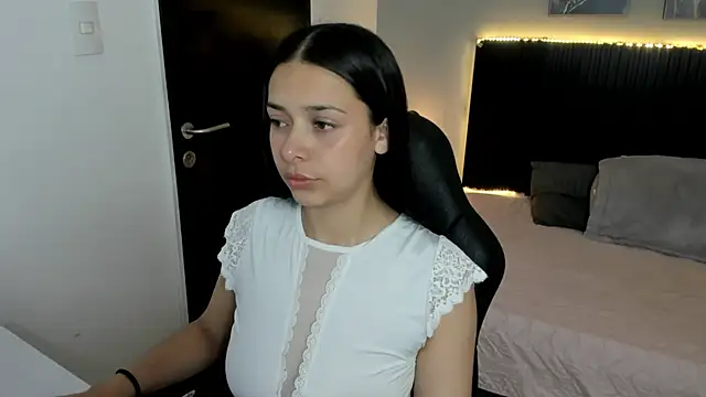 Snapshot of angeline_davies chatting on October 22, 2025, 3:50 am angeline davies online show from October 22, 2025, 3:50 am