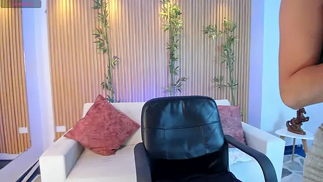 Snapshot of Ivaannaa_ chatting on December 19, 2025, 2:52 pm Ivaannaa online show from December 19, 2025, 2:52 pm