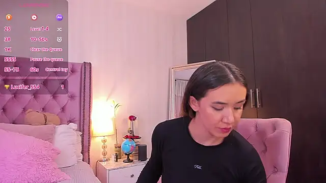 natashaleightt online show from September 21, 2025, 5:18 pm