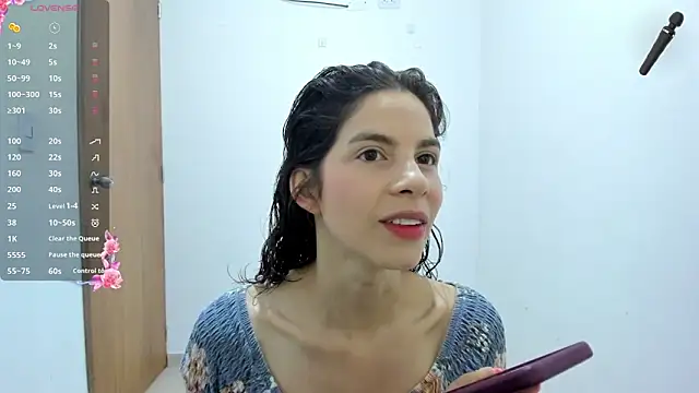 jessyegoldenn online show from April 15, 2026, 5:17 pm