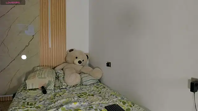 flor herrera01 online show from April 1, 2026, 7:10 am