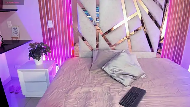 sweetviolet   online show from March 15, 2025, 12:45 pm