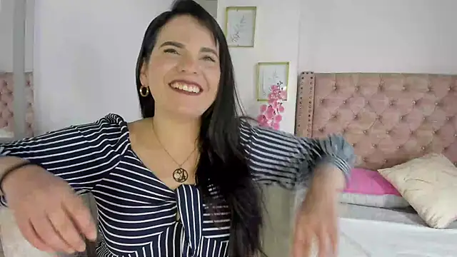 Snapshot of laura_hotties chatting on May 28, 2026, 1:28 pm laura hotties online show from May 28, 2026, 1:28 pm