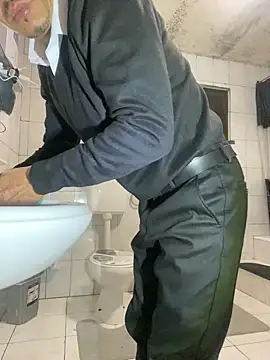 rogerdik76 online show from February 11, 2026, 6:35 am