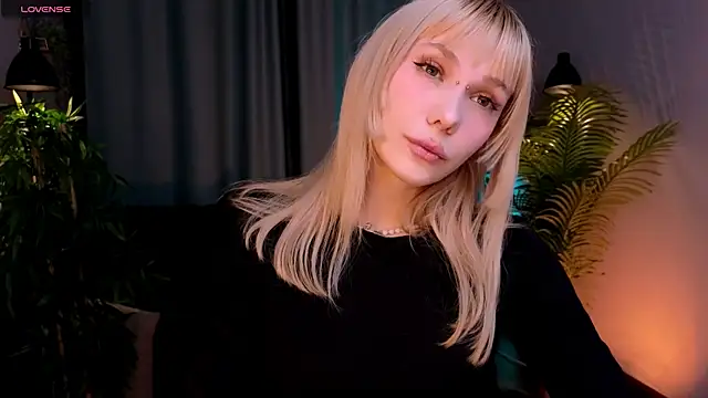 Snapshot of Cherry_Bite chatting on September 24, 2025, 11:43 pm Cherry Bite online show from September 24, 2025, 11:43 pm