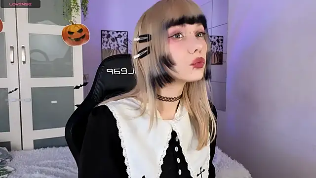 Snapshot of Cherry_Bite chatting on October 31, 2025, 10:16 pm Cherry Bite online show from October 31, 2025, 10:16 pm