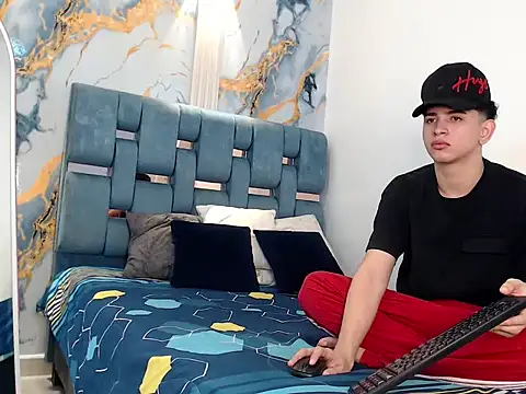 Snapshot of KING_OFF_BOYS chatting on December 19, 2025, 1:46 pm KING OFF BOYS online show from December 19, 2025, 1:46 pm